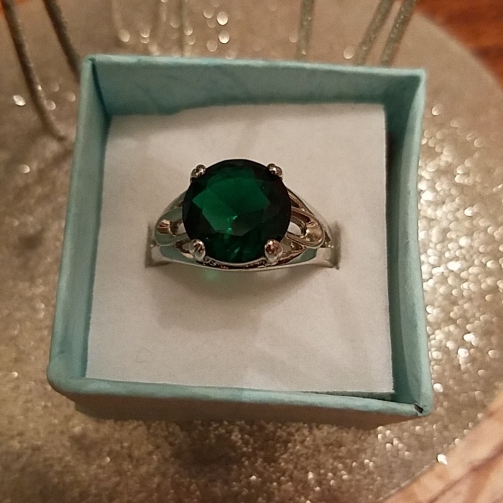 🌞Emerald costume jewelry🌞 3/$18